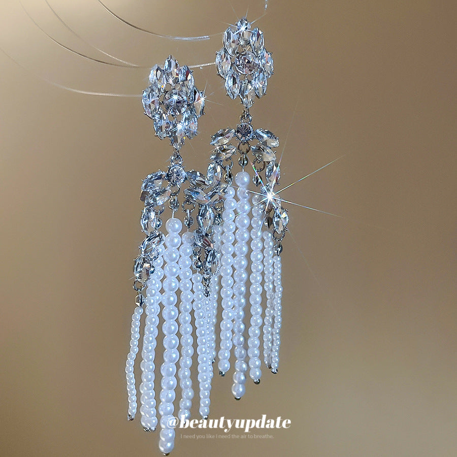 Orecchini a perno di lusso con perle floreali, accenti di strass e nappe pendenti per donna