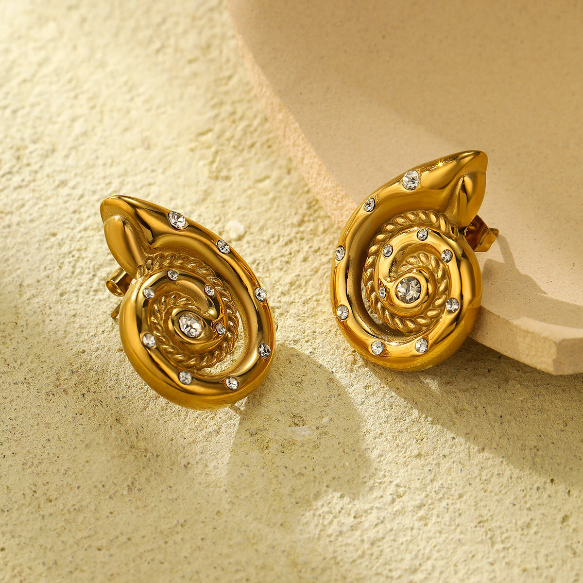 Orecchini alla moda a forma di conchiglia in acciaio al titanio da donna con intarsio in strass e finitura galvanica