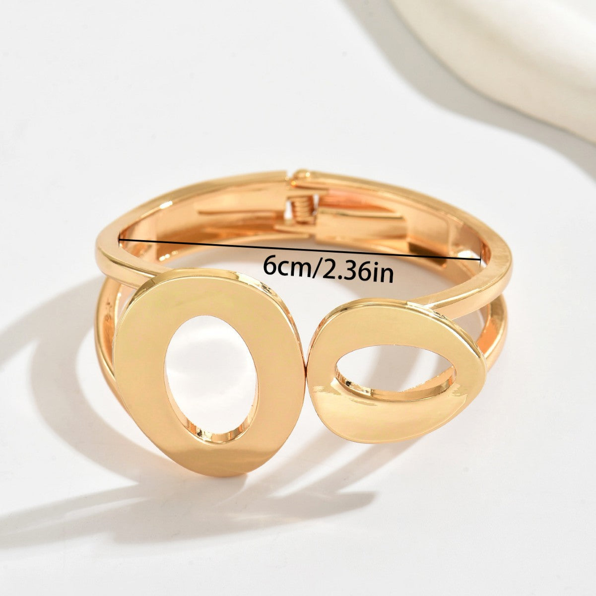 Pulsera geométrica hueca minimalista de metal para mujer con acabado pulido y diseño abierto asimétrico