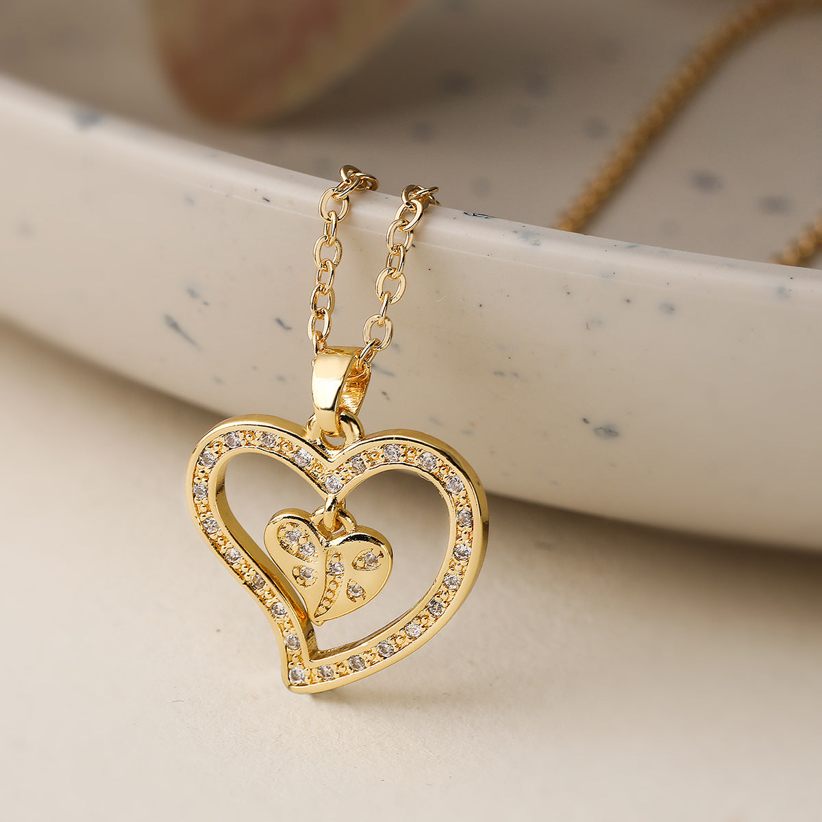 Collana con Pendente a Cuore Minimalista in Rame, Placcata Oro Vero e con Intarsio di Zirconi per Donna