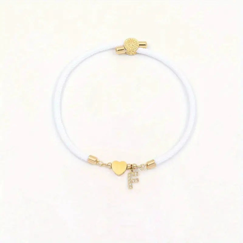 Pulsera minimalista de circonita cúbica con corazón de letra chapada en latón y cordón ajustable