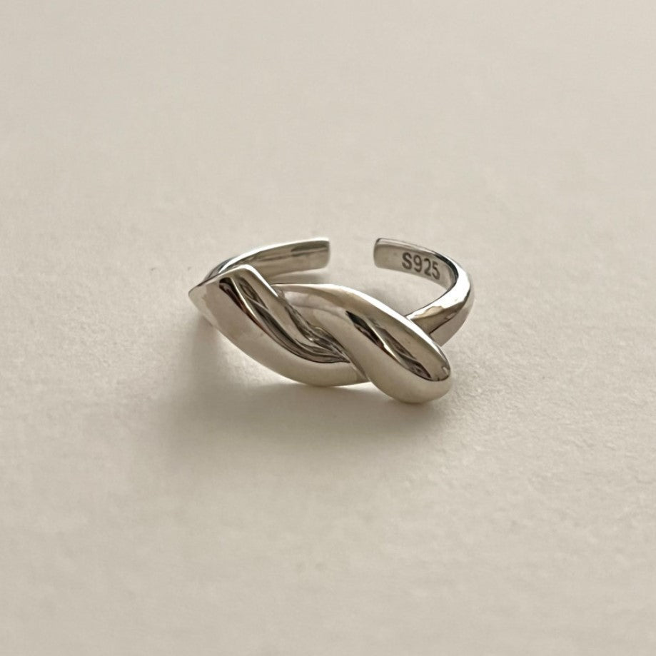 Anillo Minimalista Nudo Ondulado de Plata de Ley 925 para Mujer