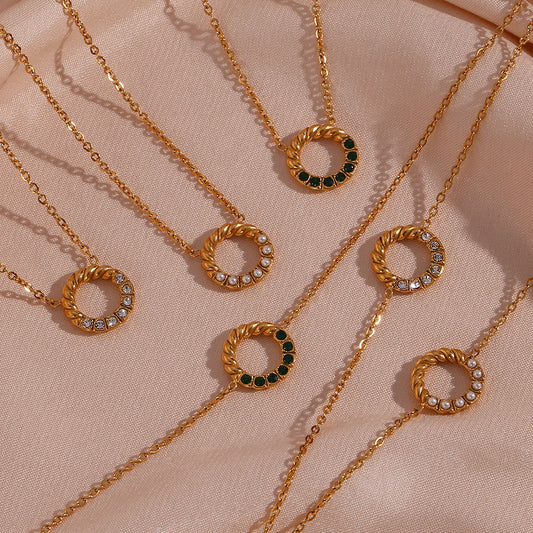 Collana pendente a cerchio ritorto geometrico minimalista in acciaio inossidabile da donna con pendente in acciaio al titanio e finitura galvanica