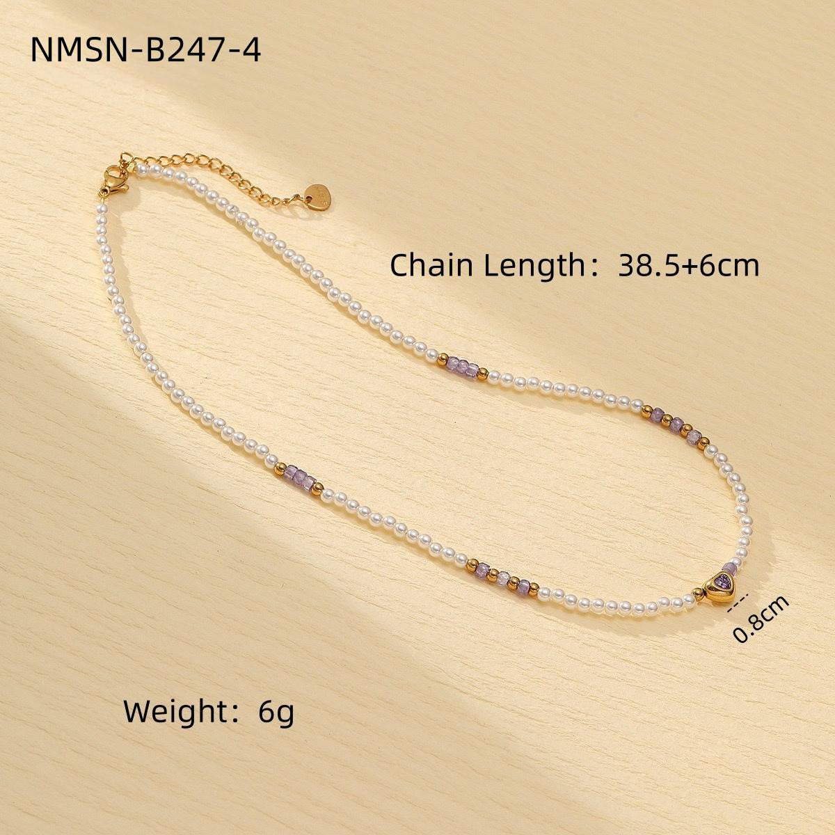 Collana con Pendente a Farfalla Minimalista in Acciaio al Titanio con Finitura Elettroplaccata e Dettagli in Perle Naturali d'Acqua Dolce