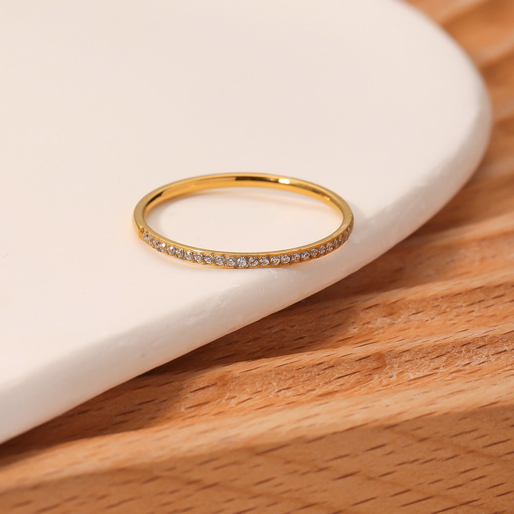 Anello da Donna Geometrico in Acciaio Inossidabile con Inlay di Strass e Placcatura in Oro 18K