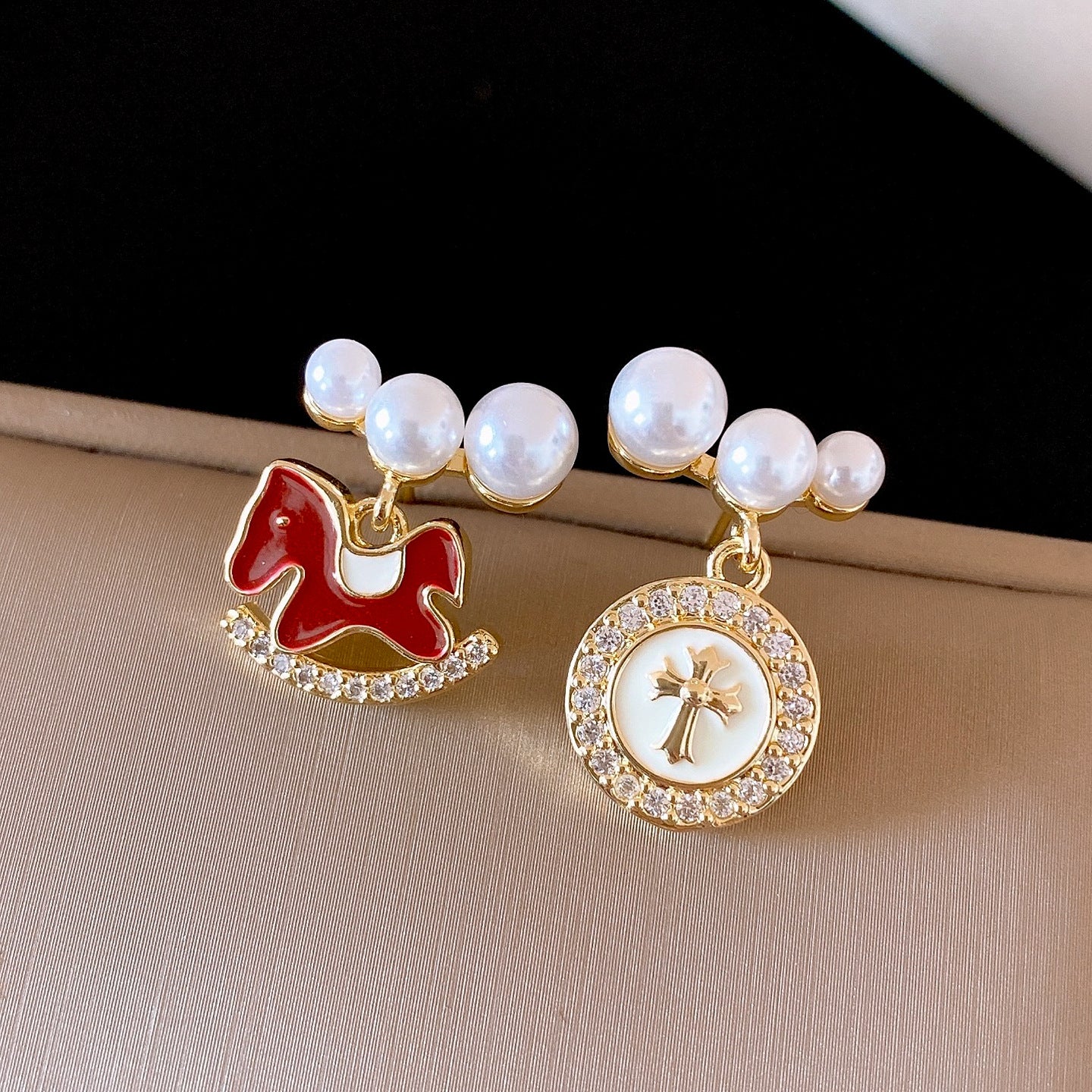 Pendientes Minimalistas de Lujo con Colgante de Caballo en Cobre Bañado con Postes de Plata 925 para Uso Diario en Oficina Elegante para Mujer