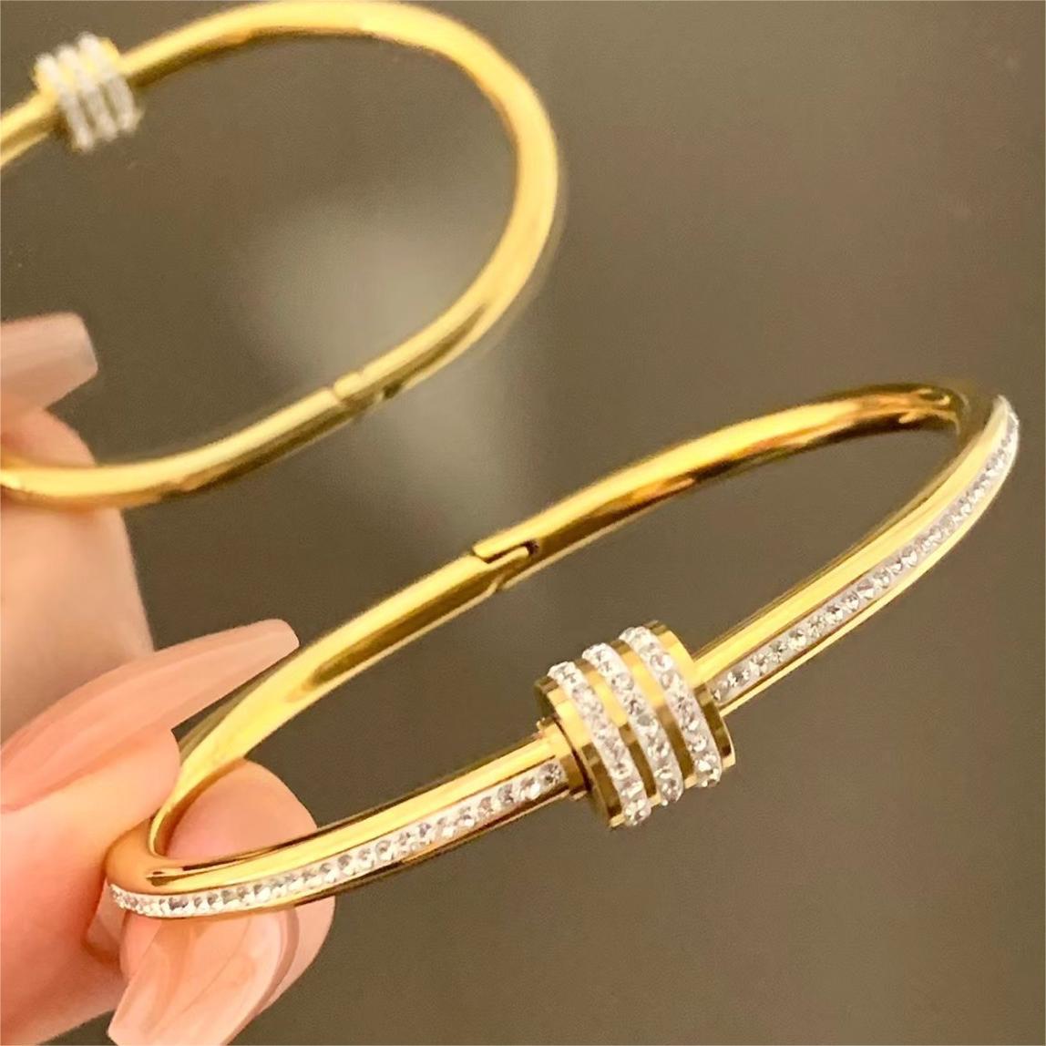 Minimalist Oval-Shaped Titanium Steel Bracelet for Women with Plated Finish, Elegant and Versatile Luxury Hand Jewelry