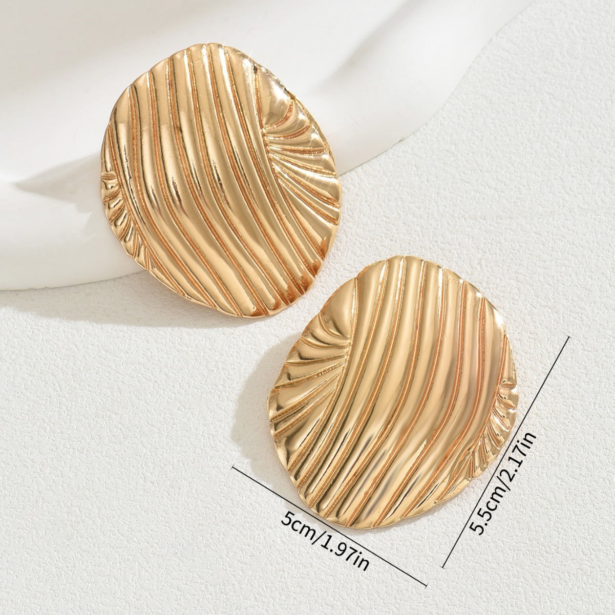 Pendientes Geométricos Minimalistas para Mujer de Aleación de Zinc con Baño de Oro de 18K y Diseño de Líneas Plegadas