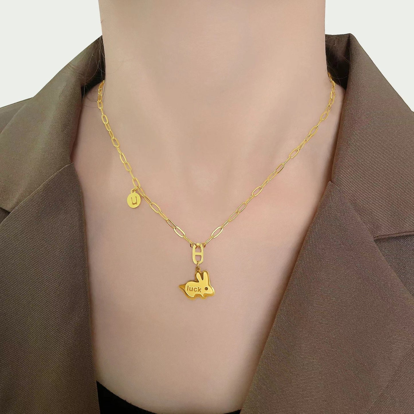 Collana con ciondolo a coniglio alla moda da donna in acciaio al titanio con finitura placcata, design minimalista portafortuna per l'anno