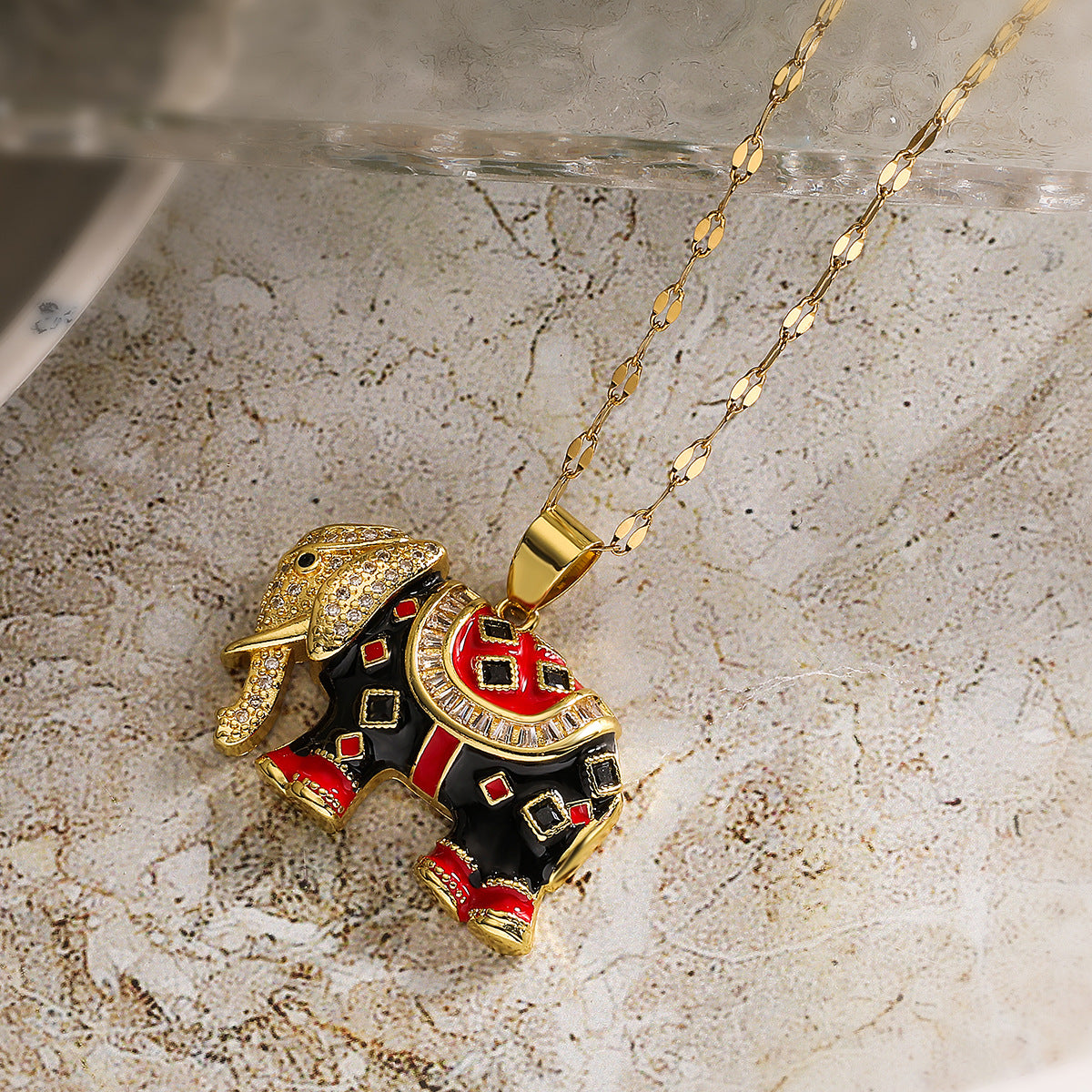 Collana da donna con ciondolo a forma di elefante minimalista, con base in rame placcata in oro 18K e finitura smaltata con zirconi cubici