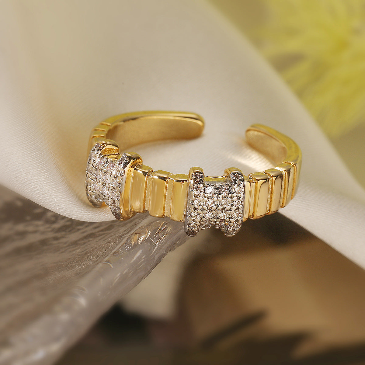Anello aperto geometrico minimalista da donna in rame con zirconi micro-pavé