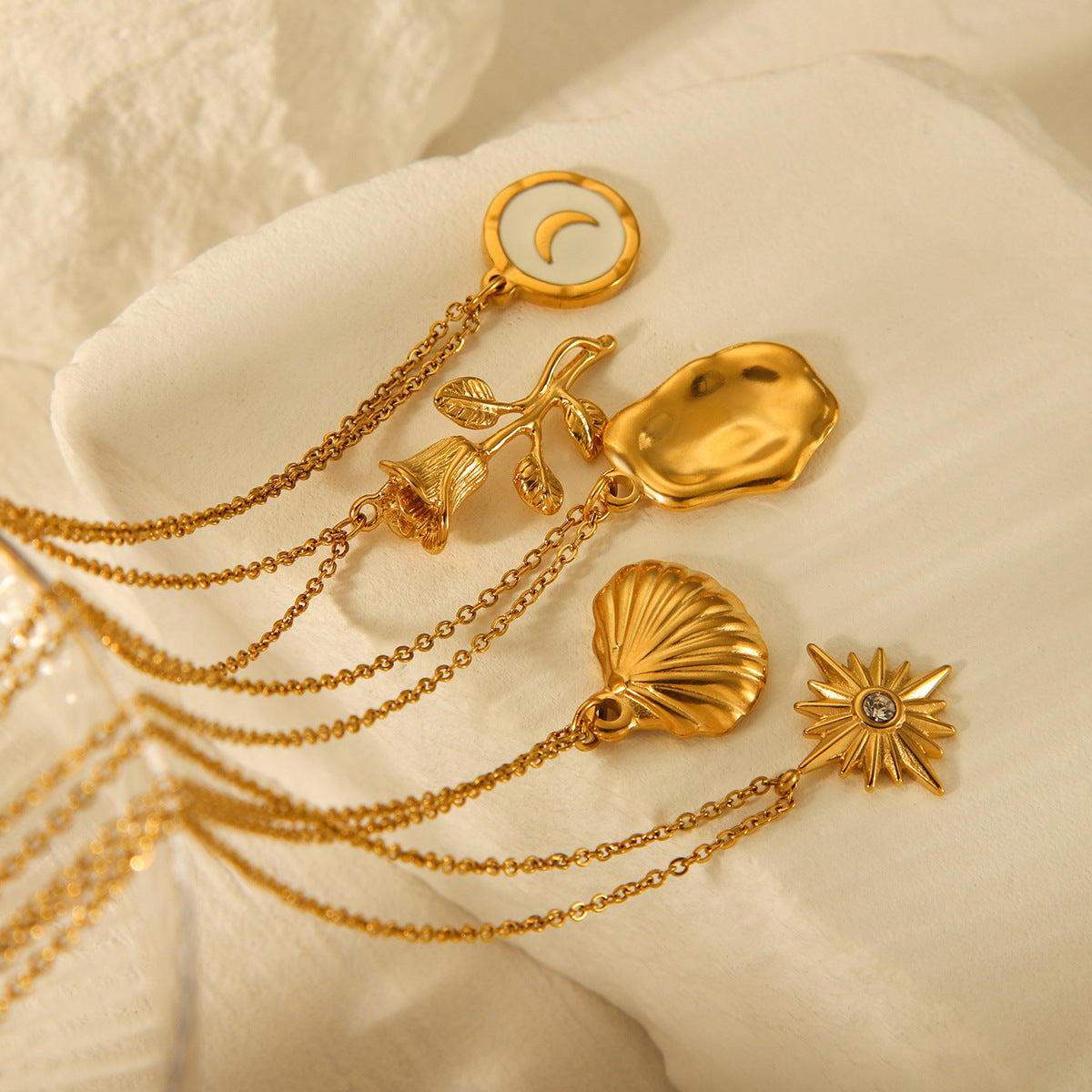 Collana Pendente Minimalista in Acciaio al Titanio con Fiori e Motivi Geometrici per Donna con Finitura Galvanizzata, Motivi a Rosa e Stella a Otto Punte