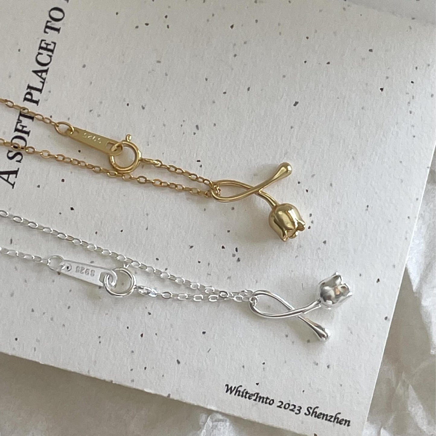 Collar Minimalista con Colgante de Orquídea de Plata de Ley 925 con Cadena Cruzada