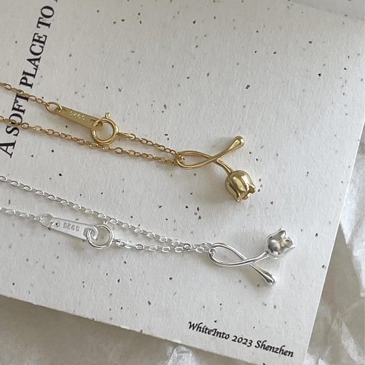 Collar Minimalista con Colgante de Orquídea de Plata de Ley 925 con Cadena Cruzada