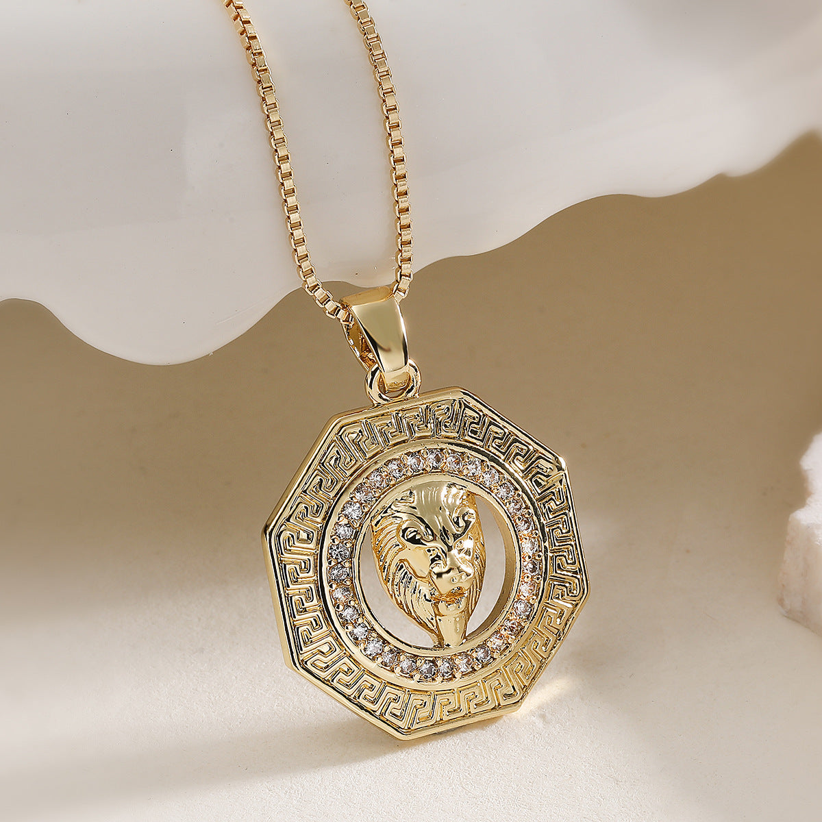 Hip-hop 18K Gold Plated Brass Round Leopard Head Pendant Necklace with Cubic Zirconia for Women