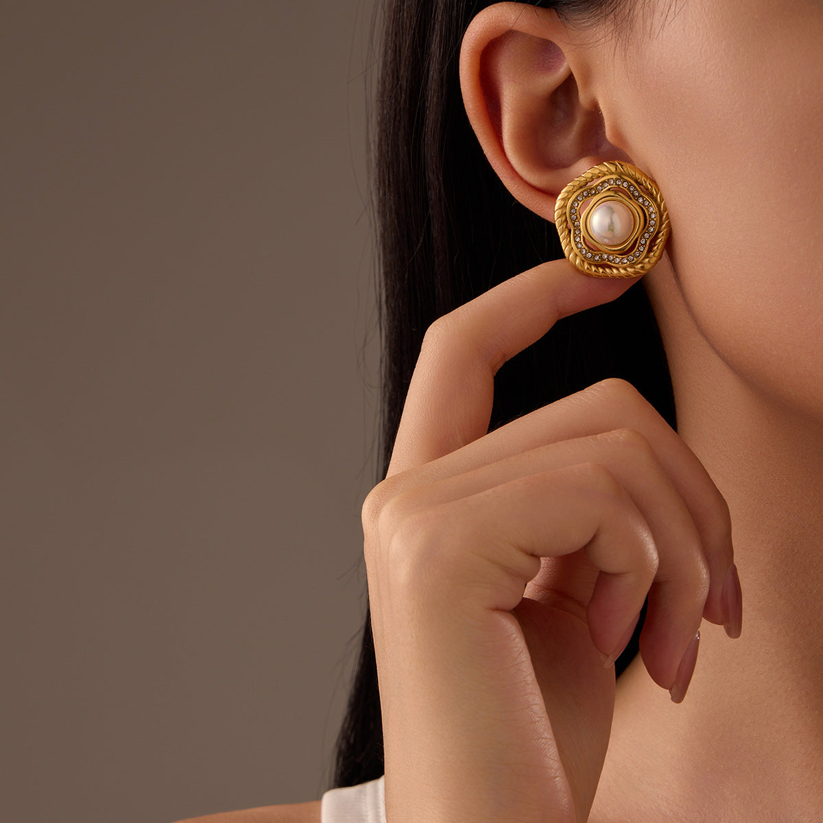 Pendientes de Acero de Titanio Estilo Palacio Francés Vintage con Perla y Diseño de Flor de Zirconia, Acabado Electrochapado para Mujer