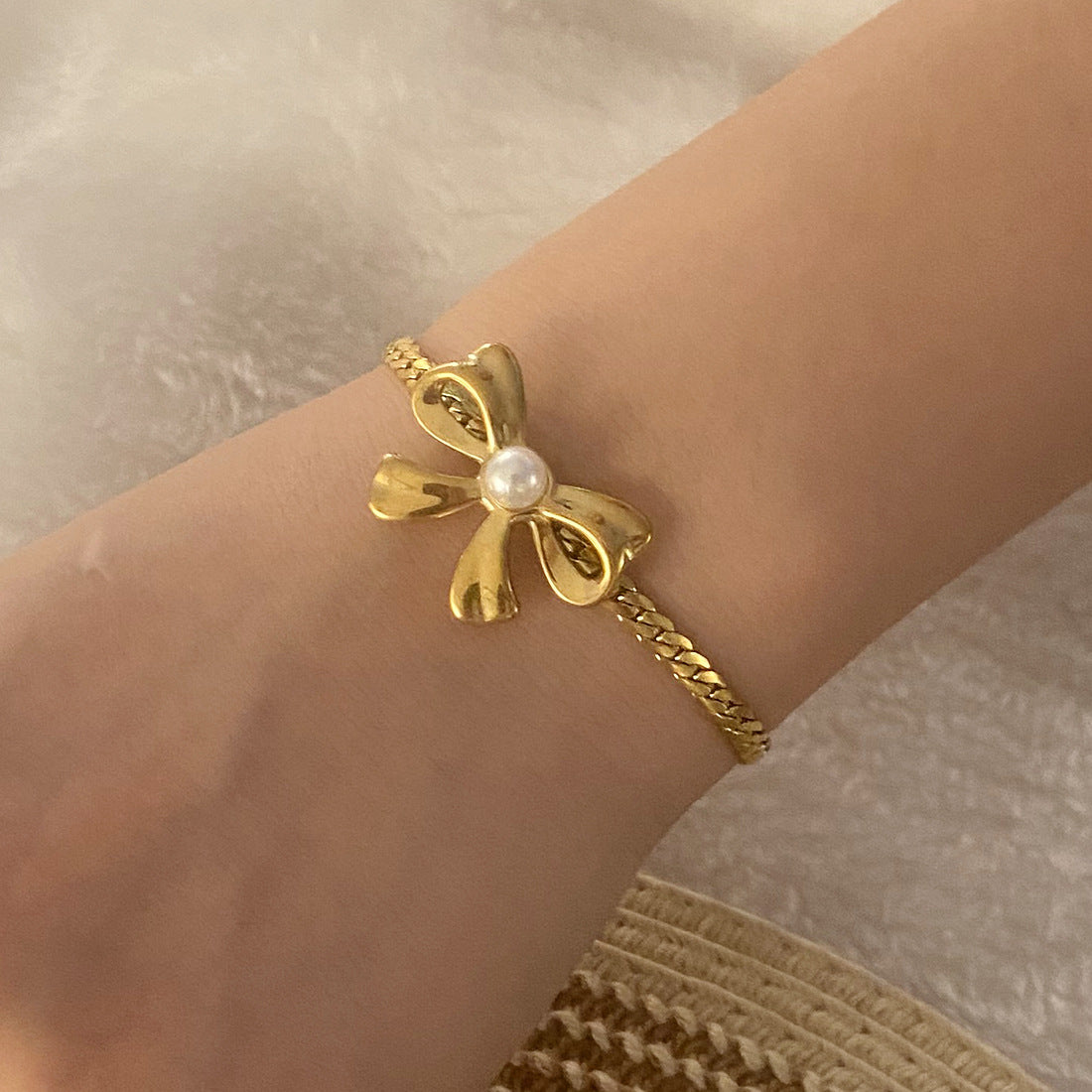 Collana da donna alla moda in acciaio inossidabile con fiocco, intarsio di strass, finitura lucida, catena a serpente piatta, gioielli con pendente geometrico