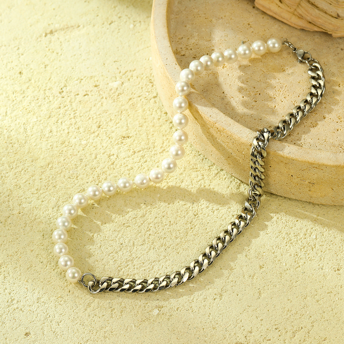 Elegante collar de clavícula estilo "OL" con incrustaciones de perlas y chapado en oro de 18 quilates sobre acero de titanio, con cadena estándar