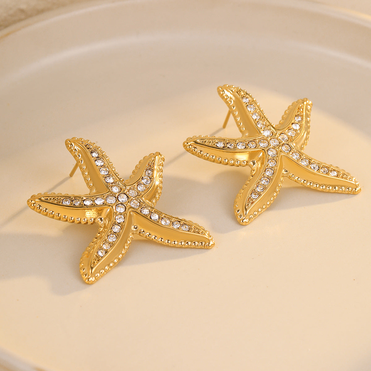 Orecchini a forma di Stella Marina alla Moda in Acciaio Inossidabile con Zirconia Micro-Incastonata, Finitura Placcata Oro 18K, Ipoallergenici e Inossidabili per Donna