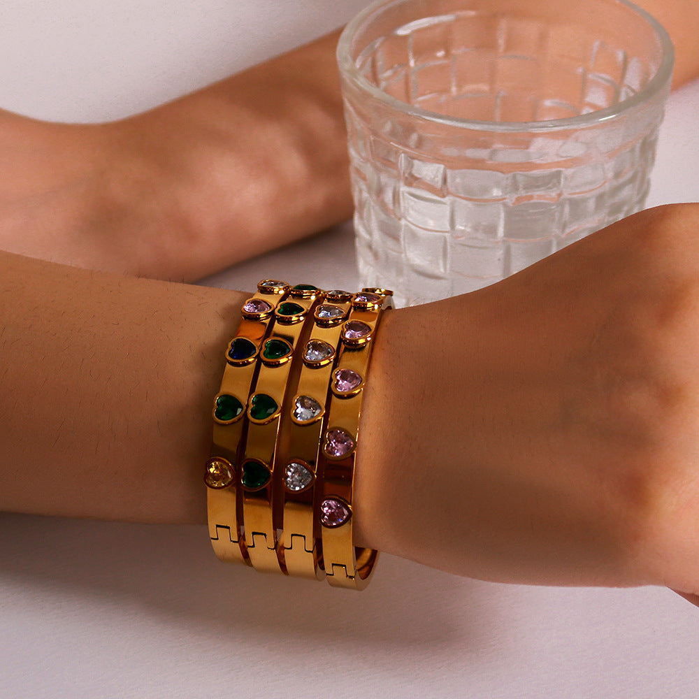 Bracciale da donna in acciaio inossidabile placcato oro 18 carati a forma di cuore stile vintage con zirconi cubici