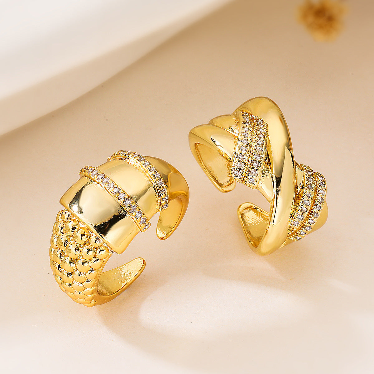 Anillo de Cobre Minimalista Geométrico Ajustable con Baño de Oro de 18K y Incrustaciones de Circonia para Mujer