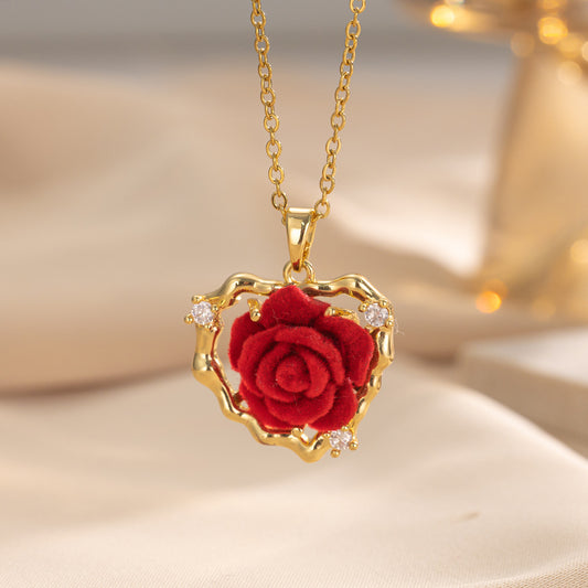 Collar minimalista con colgante de rosa para mujer en acero de titanio con chapado en oro sobre cadena tipo serpiente