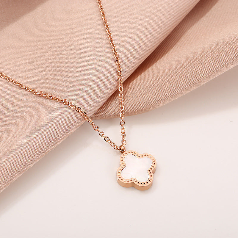 Collar minimalista con colgante de trébol de cuatro hojas para mujer en acero de titanio con chapado en oro rosa de 18 quilates