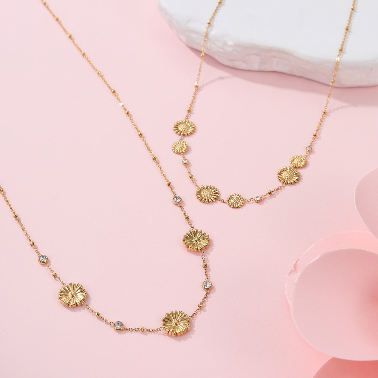 Collana con ciondolo a girasole e margherita alla moda in acciaio al titanio placcato oro 18 carati da donna
