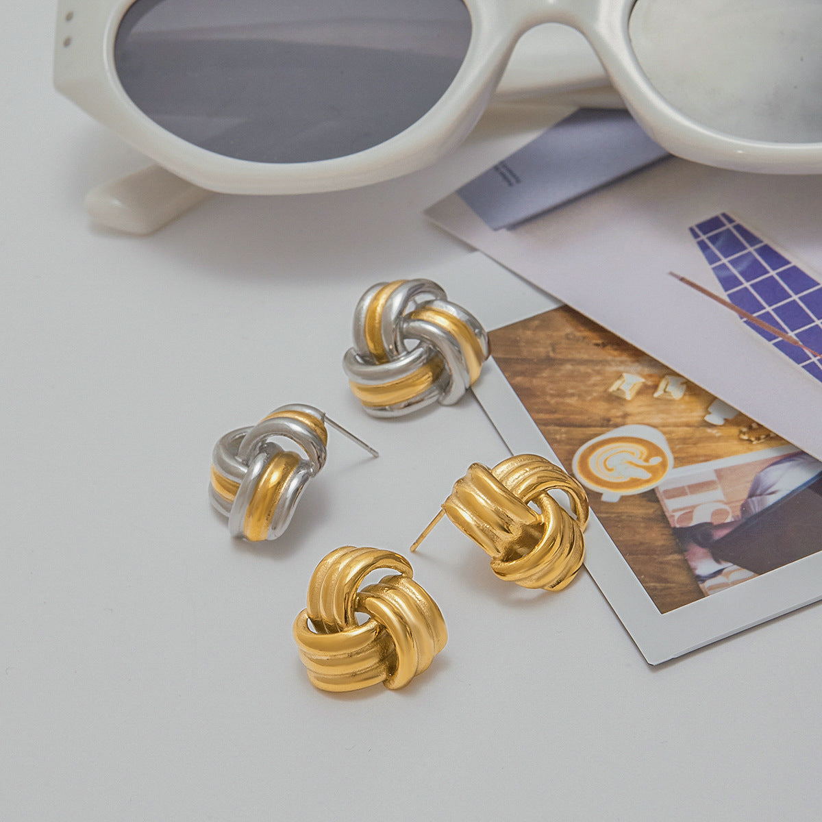 Pendientes de Tuerca Geométricos de Acero Inoxidable con Chapado en Oro de 18K para Mujer — Acero de Titanio Hipoalergénico, Joyería de Moda de Lujo Ligera