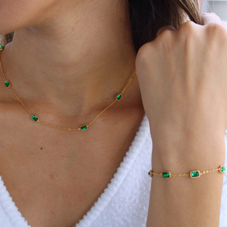Collana da donna minimalista quadrata con zirconi verdi in acciaio al titanio placcato