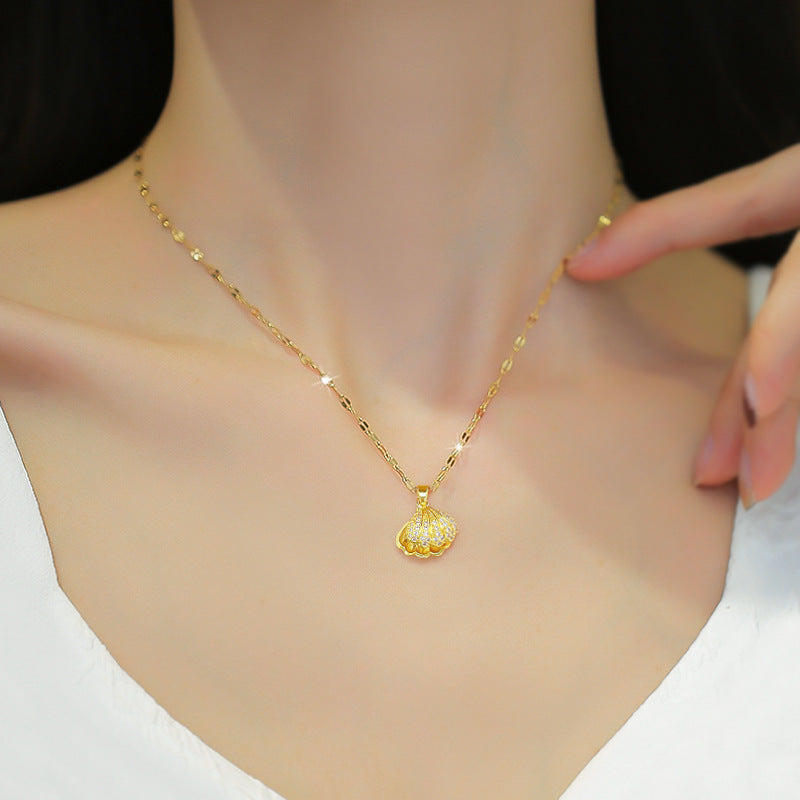 Collana Minimalista in Acciaio al Titanio con Ciondolo a Conchiglia Geometrica, Perla e Zirconia Cubica
