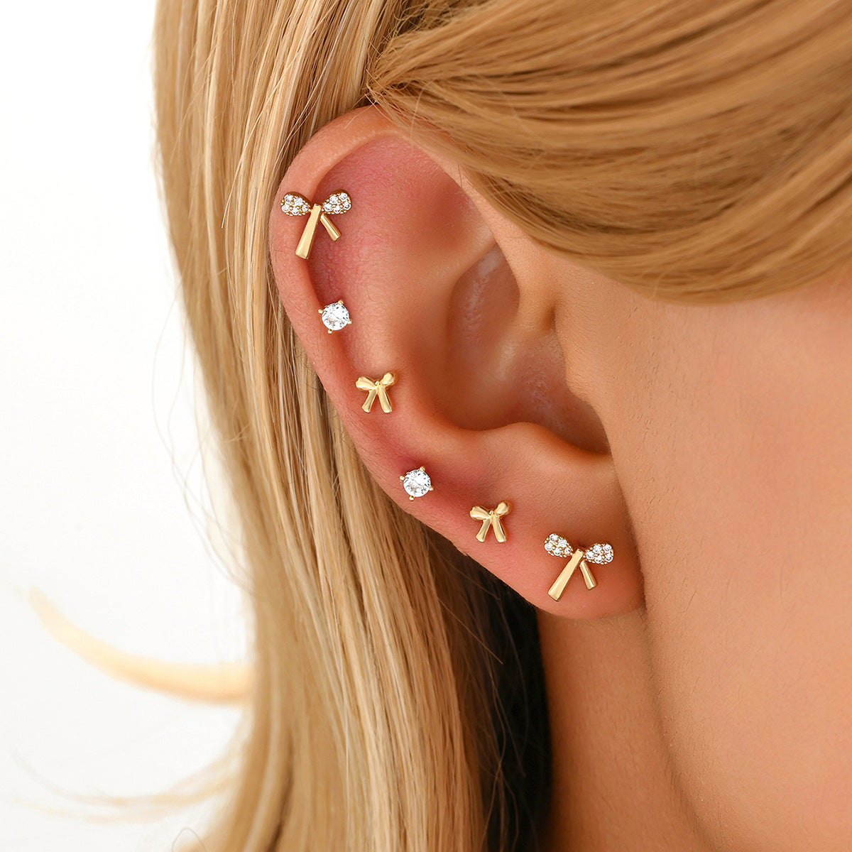Pendientes de Cobre en Forma de Lazo Dulce y Minimalista con Incrustaciones de Zirconia y Postes de Acero Inoxidable para Mujer
