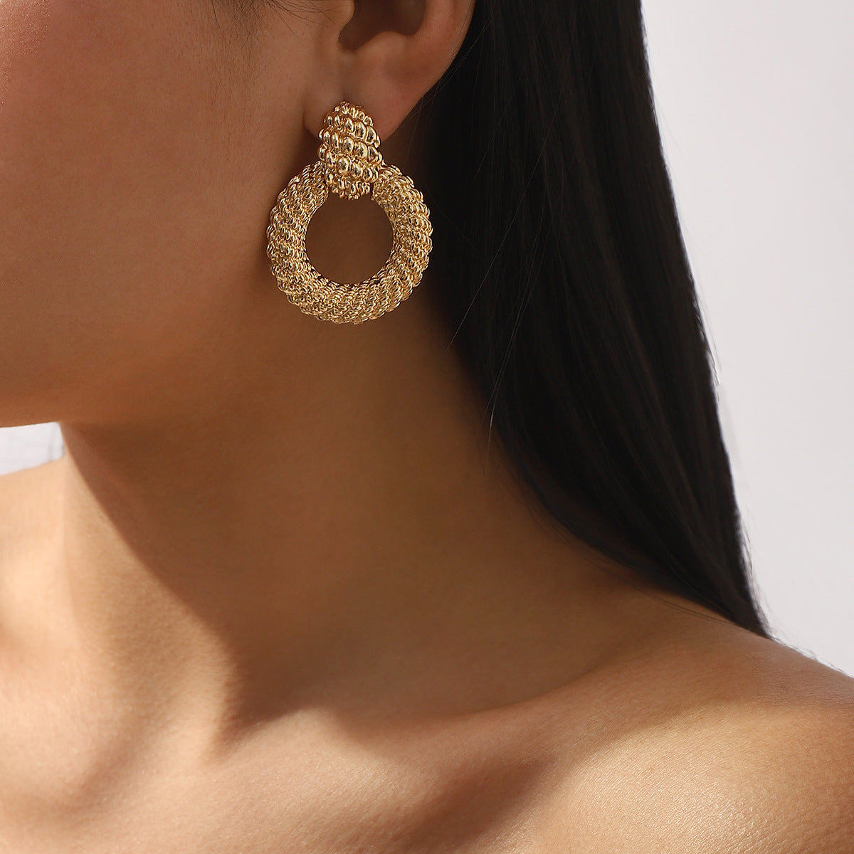Pendientes de aleación redondos geométricos con acabado chapado para mujer, pendientes llamativos modernos y minimalistas