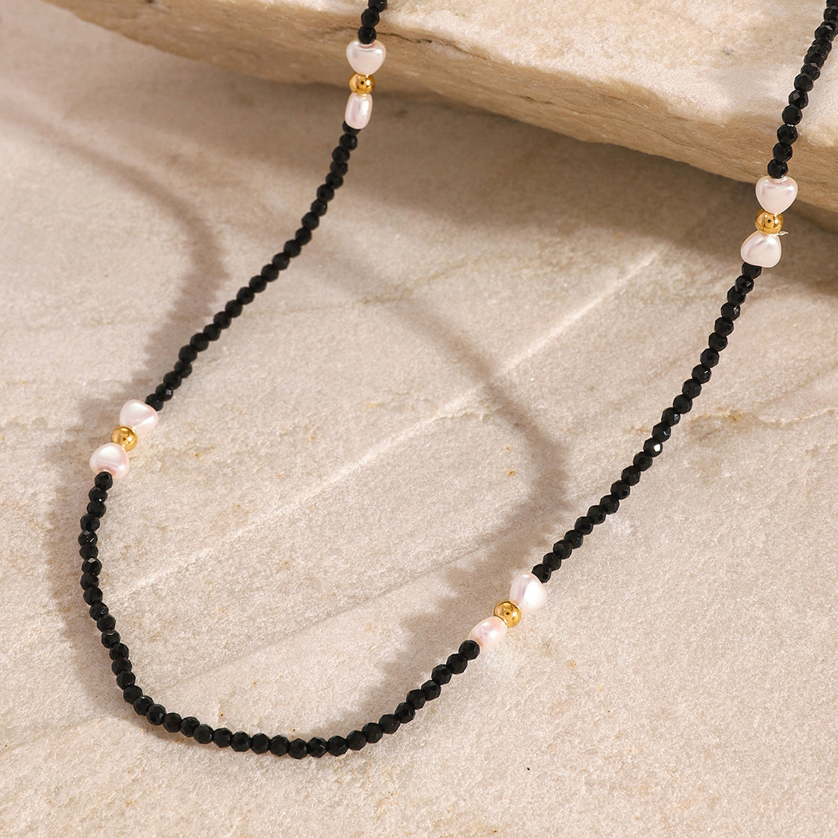 Collana con Pendente Minimalista a Cuore in Acciaio Inossidabile Nero con Accenti di Perle Simulate e Finitura Placcata per Donne