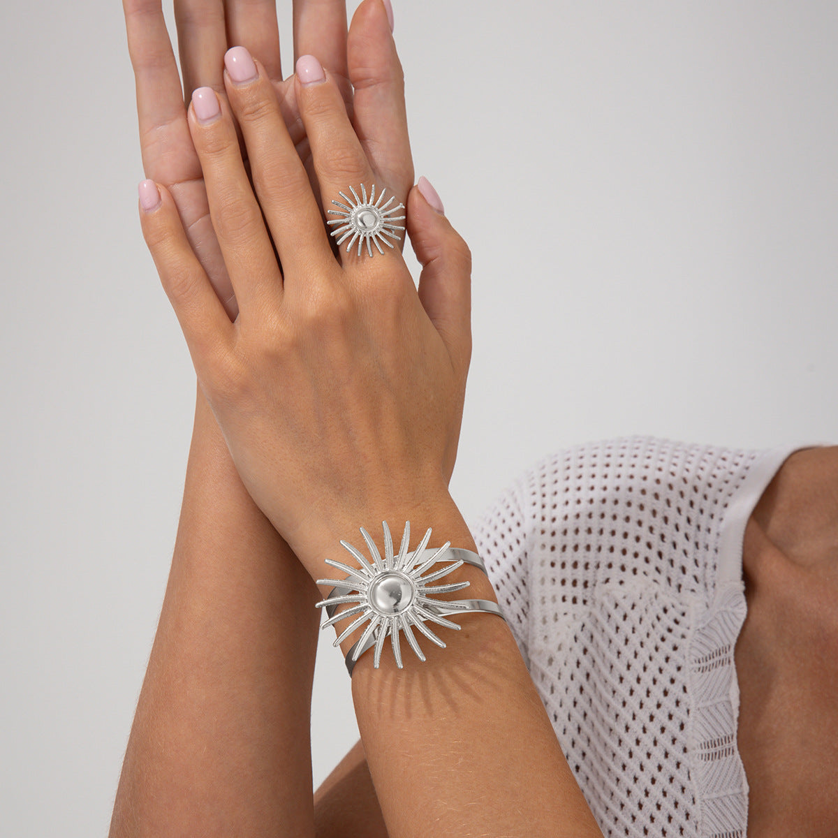 Pulsera de metal hueco con forma de sol de gran tamaño para mujer, con estilo étnico vintage y acabado galvanizado