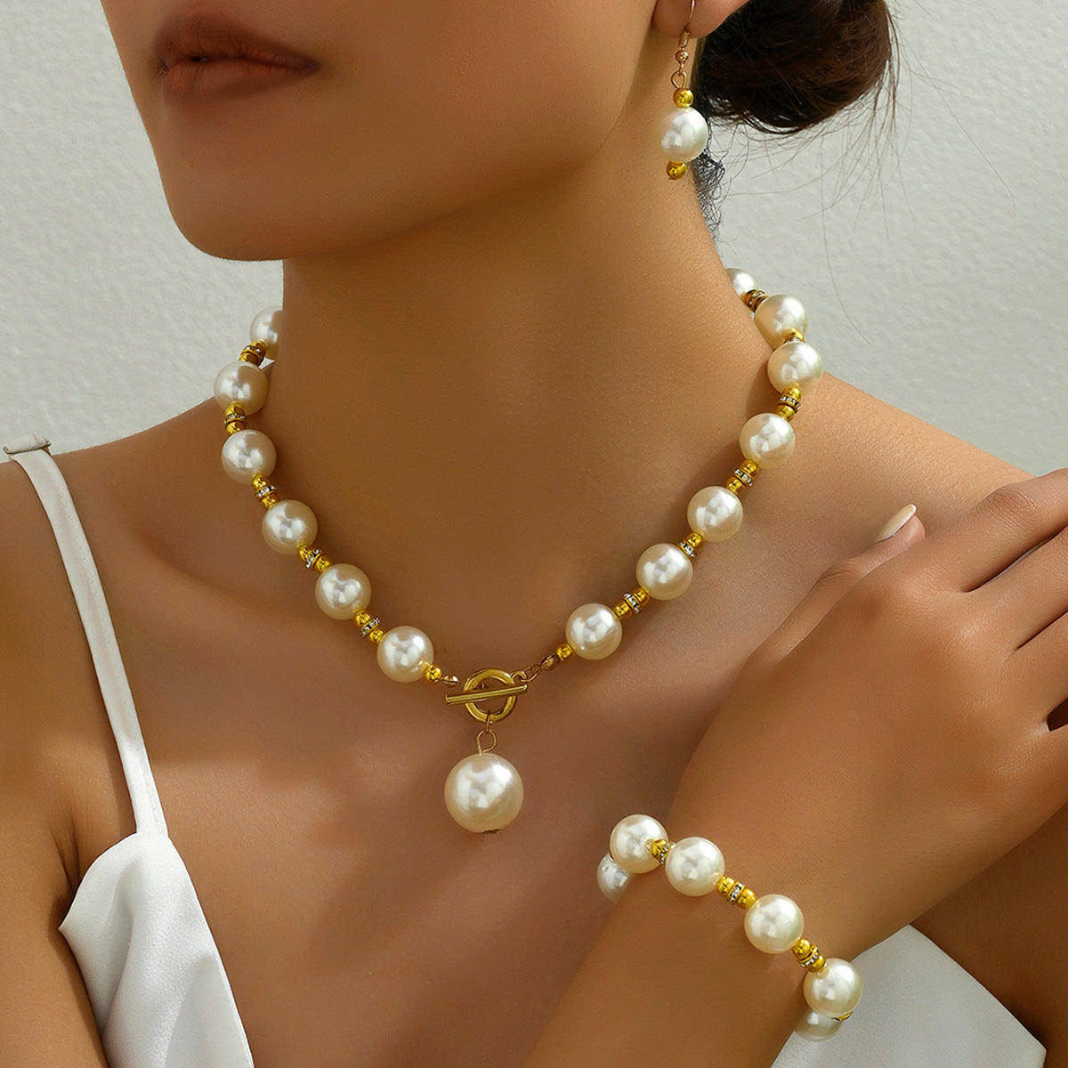 Elegante Conjunto de Joyería de Perlas y Nácar para Mujer — Collar con Colgante Redondo y Ovalado, Cadena de Perlas, Pendientes y Pulsera a Juego, Accesorio de Moda Minimalista