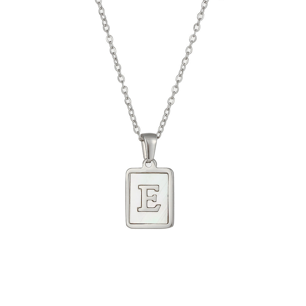 Collana con Ciondolo a Lettera Minimalista in Acciaio al Titanio per Donna con Finitura Galvanizzata e Intarsio in Madreperla Bianca Naturale