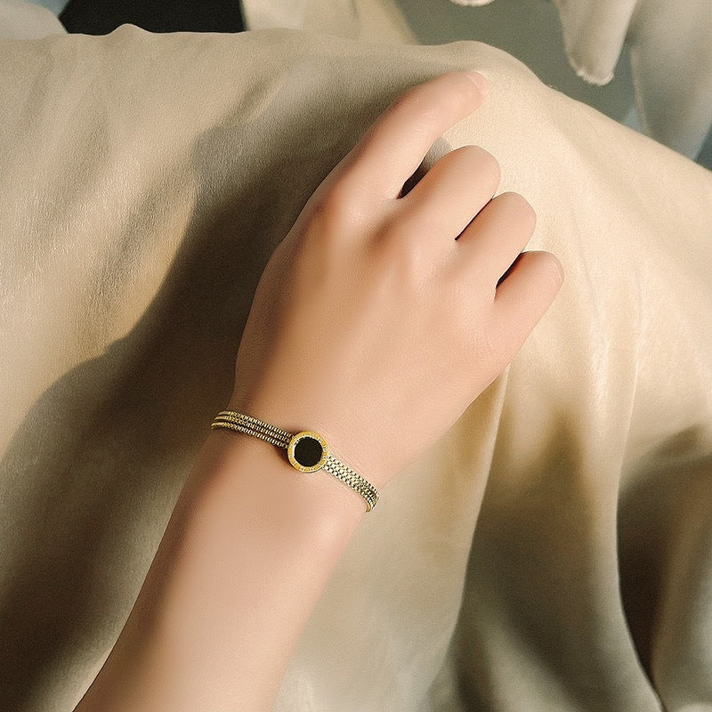 Bracciale rotondo pendente a tre strati minimalista con numeri romani da donna in acciaio al titanio con intarsio di strass