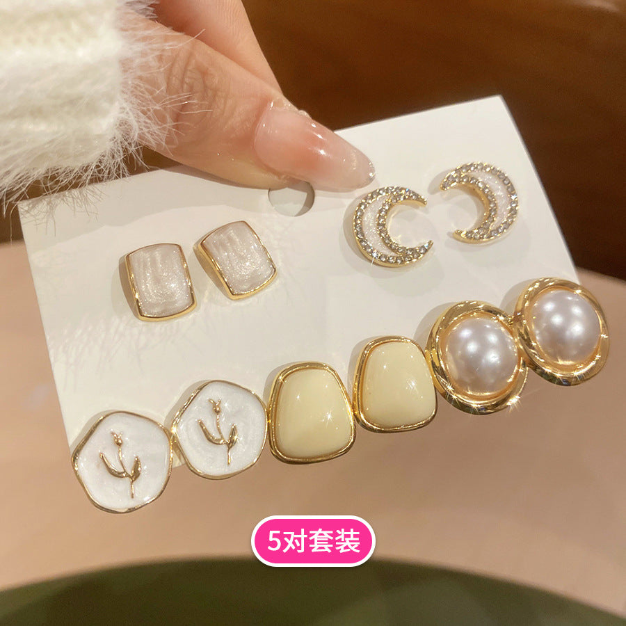 Set di Orecchini a Perno Eleganti con Perle Floreali da Donna con Perni in Acciaio al Titanio e Finitura Smaltata per un Look Lussuoso Quotidiano