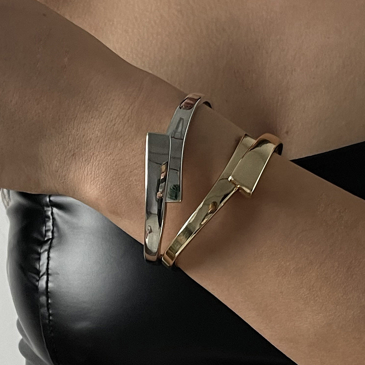 Bracciale Geometrico Minimalista in Lega da Donna con Design a Molla e Finitura Placcata