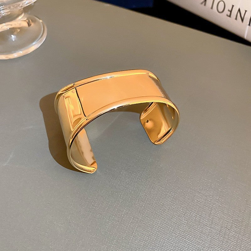 Pulsera Cóncava Irregular Minimalista para Mujer en Aleación de Latón con Acabado Galvánico