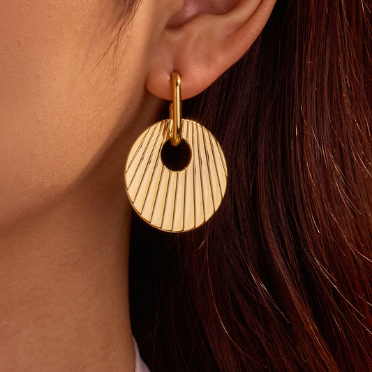 Pendientes geométricos circulares minimalistas de acero inoxidable brillante para mujer con acabado chapado