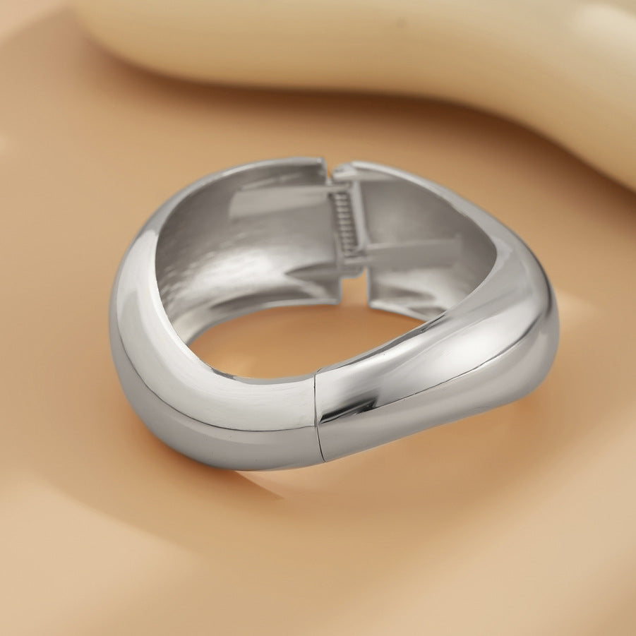 Bracciale Rigido Aperto Geometrico Minimalista in Lega con Finitura Galvanizzata per Donna
