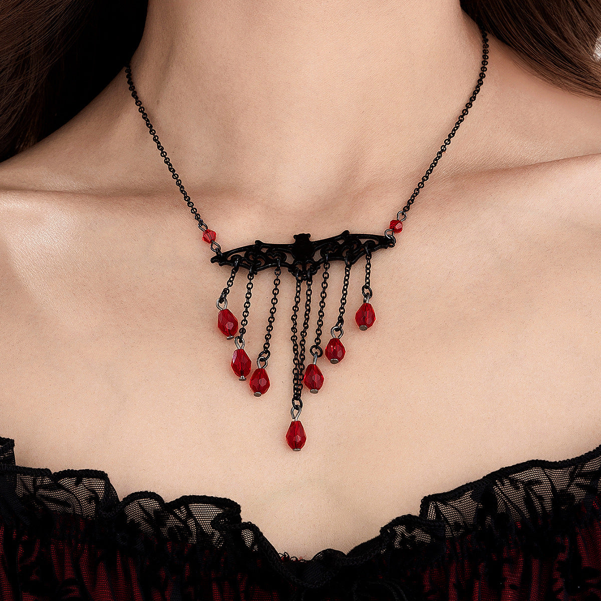 Dulce y Atrevido Collar con Colgante de Daga de Inspiración Vintage con Dijes de Corazón y Murciélago, Acentos de Borlas, Aleación Adornada con Diamantes de Imitación, Acabado Galvanizado para Mujer