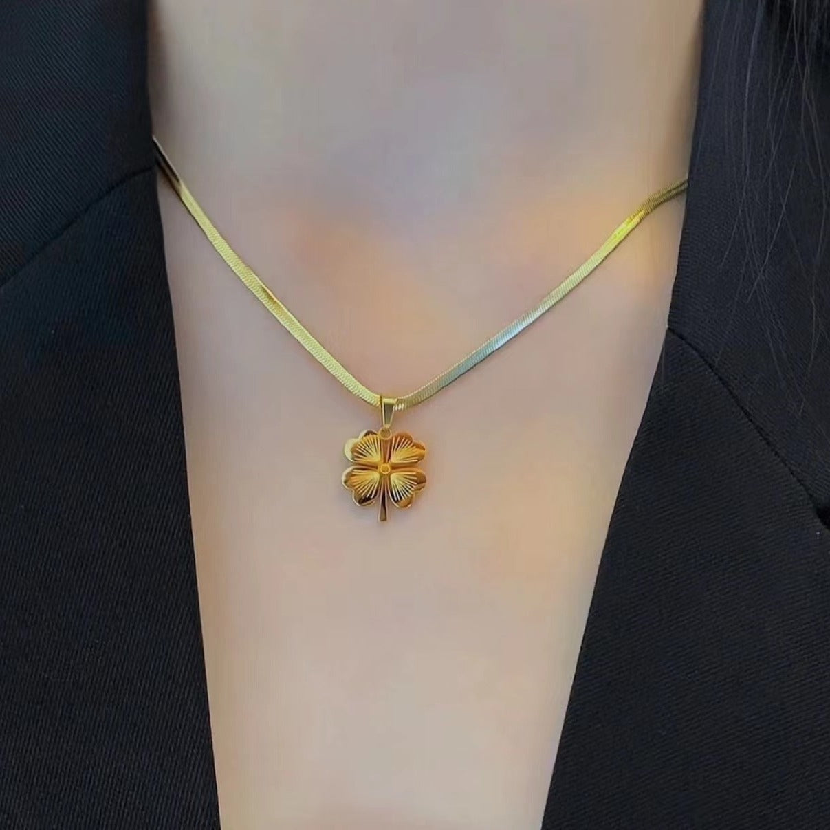 Collar con colgante de trébol de cuatro hojas minimalista para mujer en acero titanio con acabado láser y superficie chapada