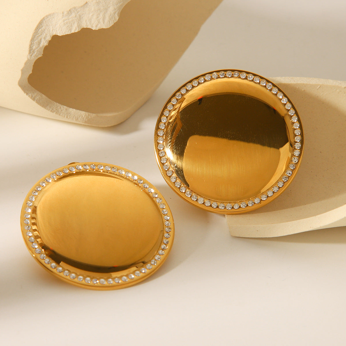 Orecchini a perno da donna minimalisti alla moda in acciaio inossidabile placcato oro 18 carati con strass rotondi geometrici
