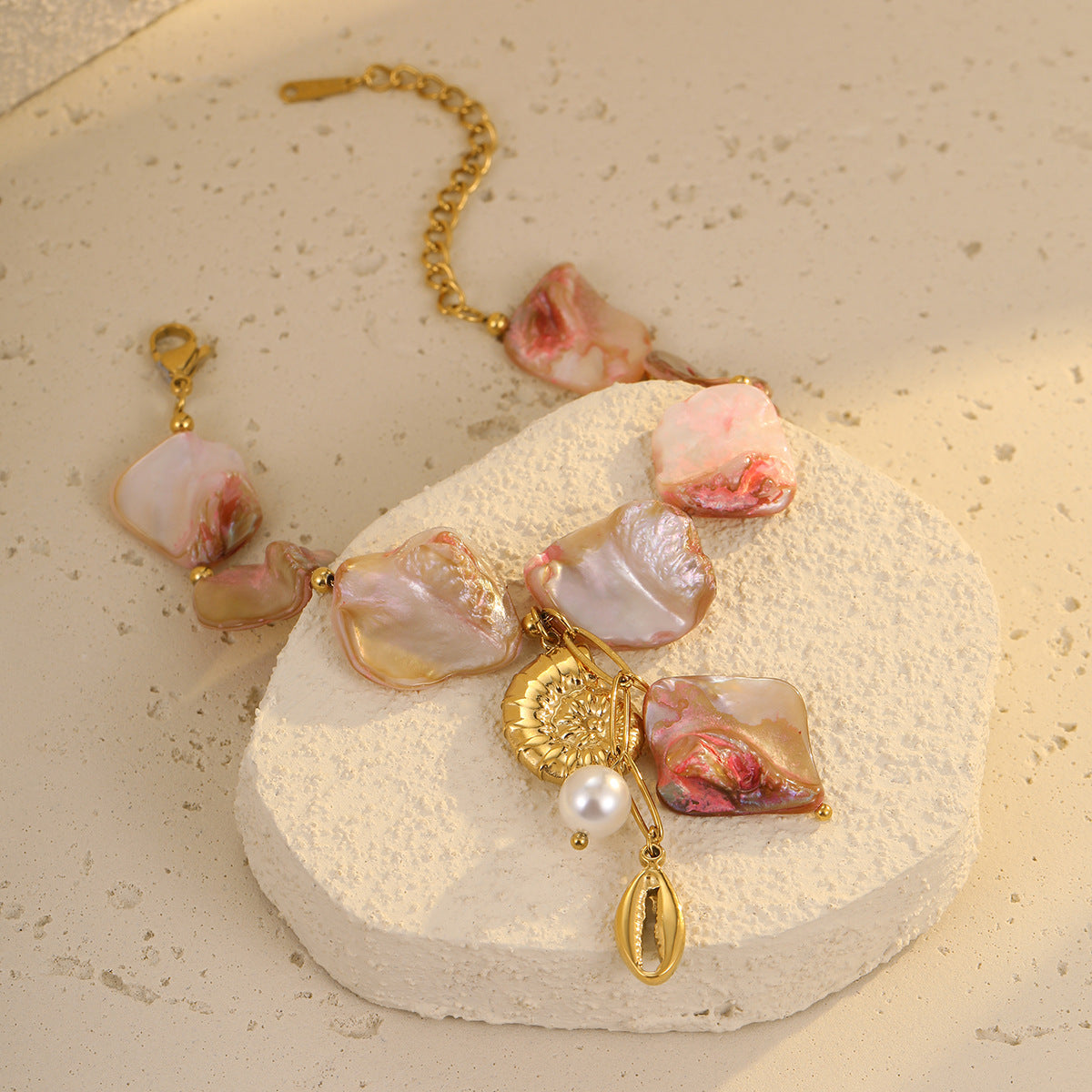 Bracciale da donna in acciaio inossidabile con design di conchiglie irregolari e conchiglie marine con finitura placcata, accessorio di moda ispirato all'oceano