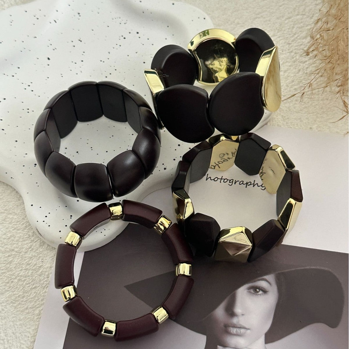 Bracciale in acrilico lucidato geometrico minimalista con perline fatte a mano, tono marrone