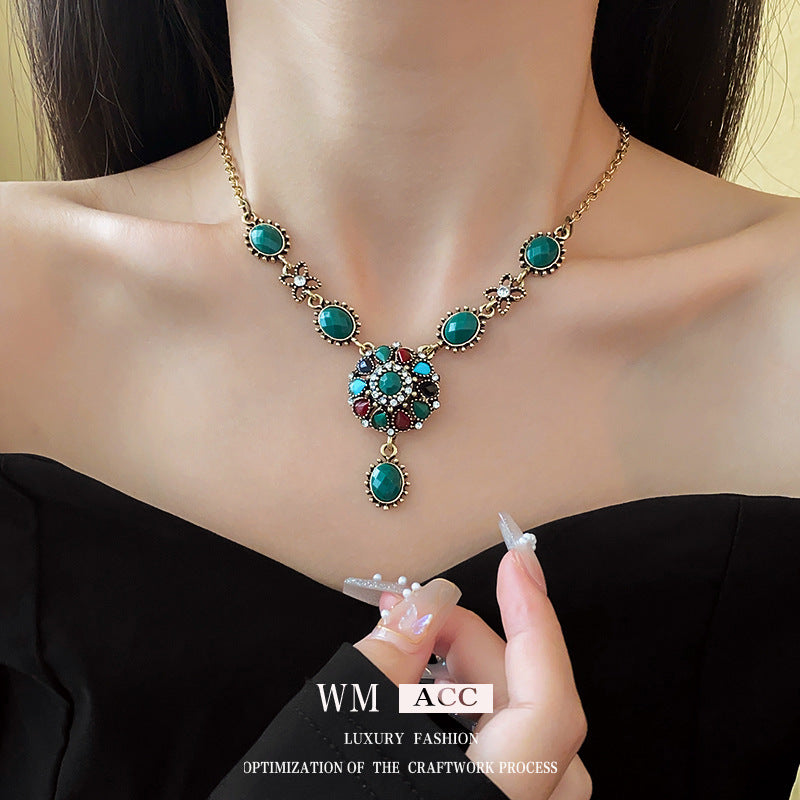 Collana con pendente rotondo floreale vintage in lega con intarsio di strass e placcatura in oro da donna