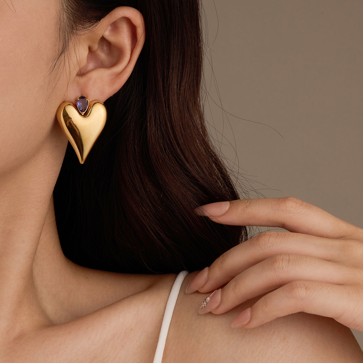 Orecchini a perno minimalisti a forma di cuore in acciaio al titanio con intarsio di zirconi per donna